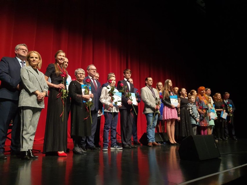 Nagrody za upowszechnianie kultury w Suwałkach. Prezydent przyznał 3 stypendia i wręczył 11 nagród [Zdjęcia]