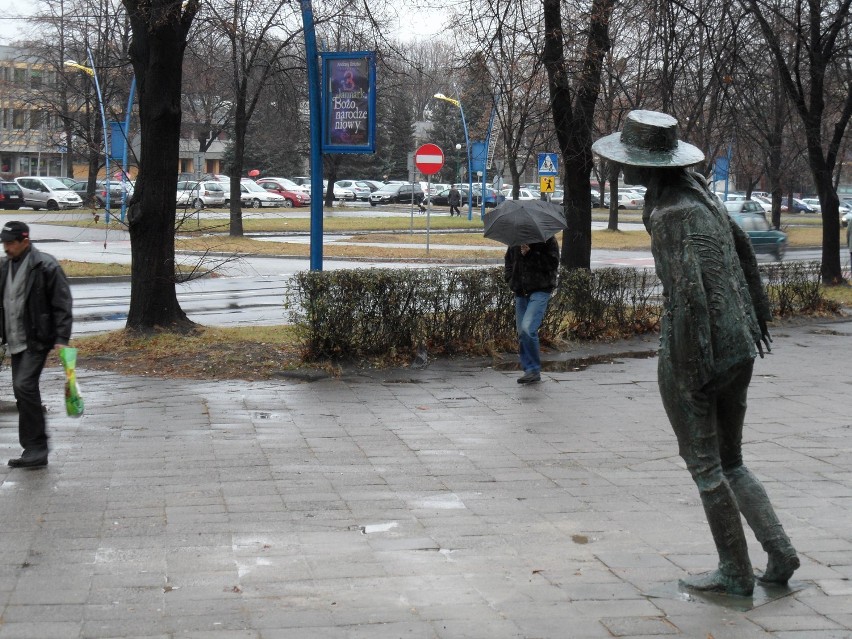 Tychy: Pomnik Ryśka Riedla stanął przy przystanku. Wokalista często z niego odjeżdżał do Katowic
