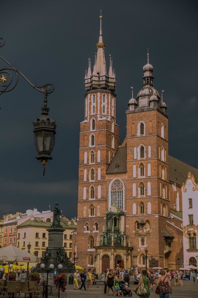 Kościół Mariacki 

Do napaści w Kościele Mariackim doszło w 1599 roku. Na cmentarzu kościoła Marii Panny przy ulicy Floriańskiej, doszło do kłótni krawca Jana Jarząbka z braćmi-szlachciami Janem i Michałem Gawrońskimi. Na nieszczęście Jarząbka, zakochał się on w tej samej kobiecie, którą na oku miał jeden z braci. Krawiec został zaatakowany już na owym cmentarzu. Zranionemu jednak udało się uciec. Schronienia szukał w kościele. Powaga miejsca świętego nie zatrzymała napastników. Dopadli swoją ofiarę i, jak mówią podania, "chaniebnie usiekli". Po tym zdarzeniu kościół Mariacki był zamknięty przez tydzień.