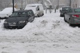Wałbrzych: Kierowcy brną w śniegu na parkingu przy ulicy Rycerskiej 