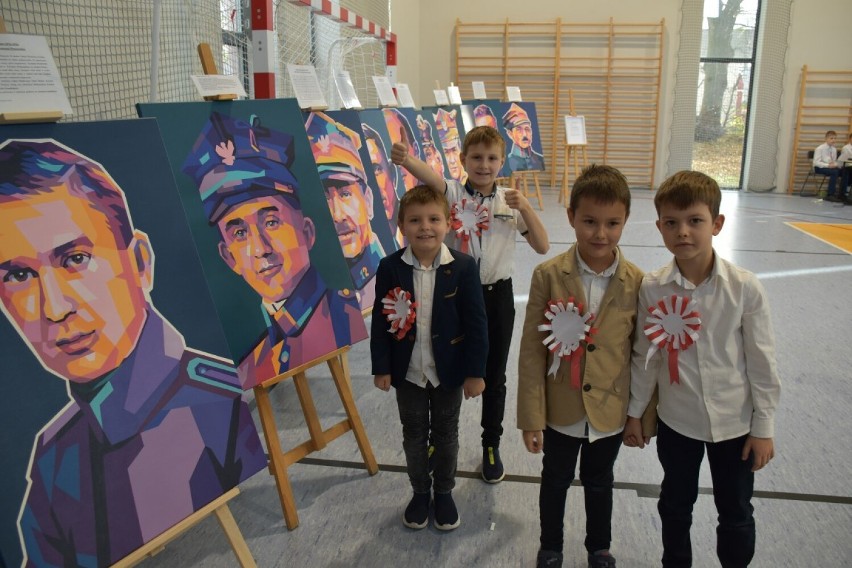 Święto Niepodległości w Zespole Szkół w Stobnie Siódmym. Odsłonięto portret lokalnego bohatera. ZDJĘCIA