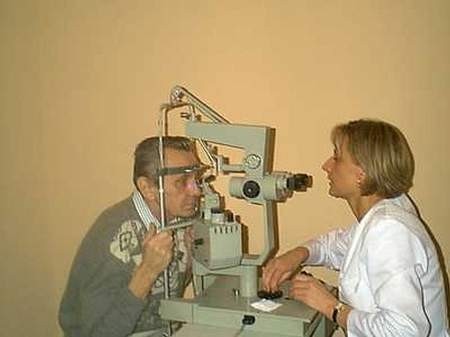 Doktor Hanna Kubisz z poradni okulistycznej Szpitala Wojewódzkiego  bada ciśnienie wewnątrzgałkowe jednemu z chorych. W tej poradni pacjenci zjawiają się całą dobę.