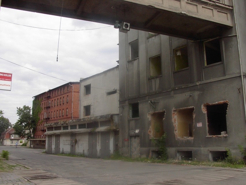 Dziś hale fabryki Odra stoją puste i straszą powybijanymi...