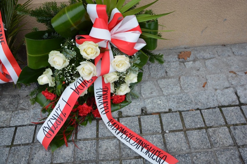 Święto Niepodległości 2020 w Radomsku. Kwiaty od władz powiatu i wicewojewody łódzkiego [ZDJĘCIA]