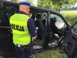 Śmiertelny wypadek w Objezierzu. Nie żyje kierowca volkswagena. Przy pełnej prędkości auto uderzyło w drzewo