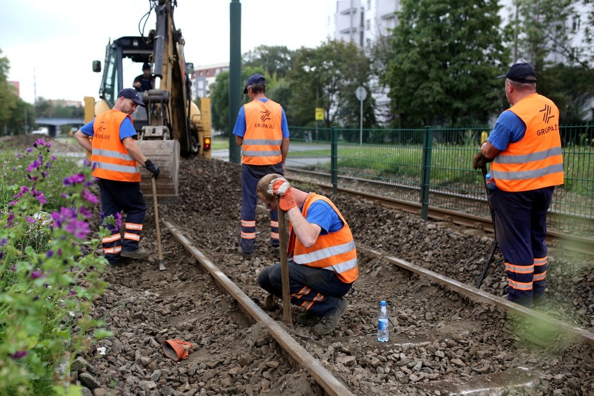 Poważne utrudnienia na alei Pokoju. Robotnicy remontują torowisko, tramwaje nie kursują