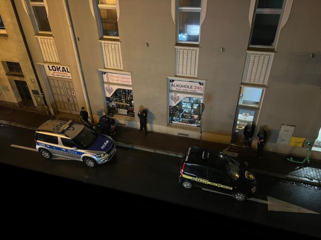 Interwencje policyjne przed sklepem monopolowym w Nowym Targu