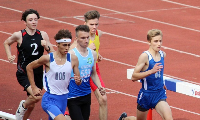 Oliwier Kamiński z Gwdy Piła (w błękitnej koszulce) wywalczył w Szczecinie pierwsze miejsce w biegu na 600 m