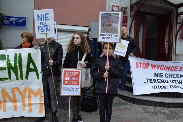 Protest w Lubinie pod urzędem miejskim