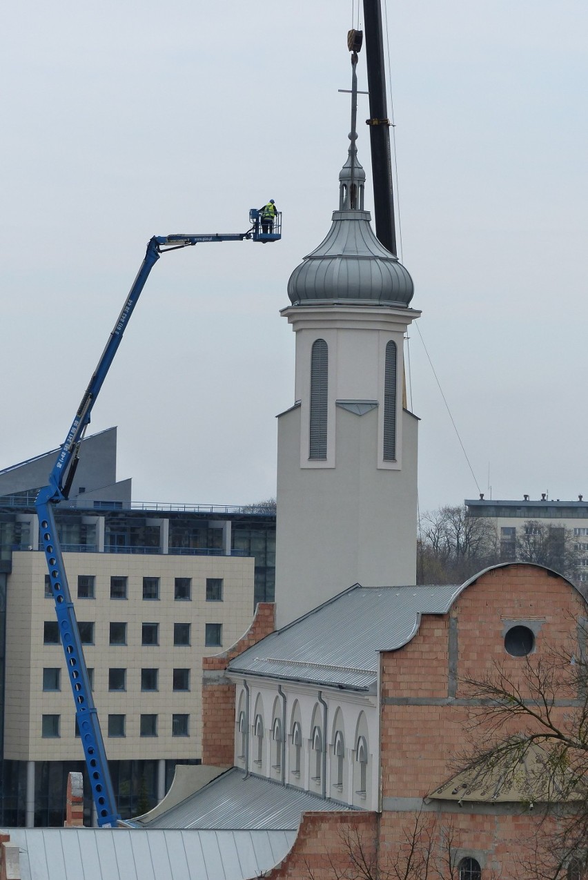 Kopuła na wieży kościoła św. Anny już stoi