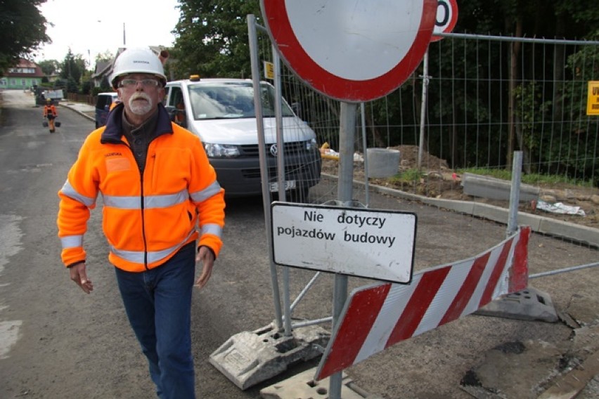 Opóźnienia na ulicy Lipowej w Tuchomiu. Mieszkańcy miejscowości są oburzeni [ZDJĘCIA] 