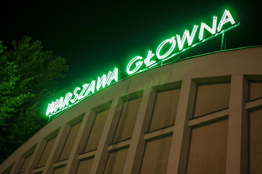 Warszawa Główna. W stolicy zaświecił nowy neon. Dworzec...