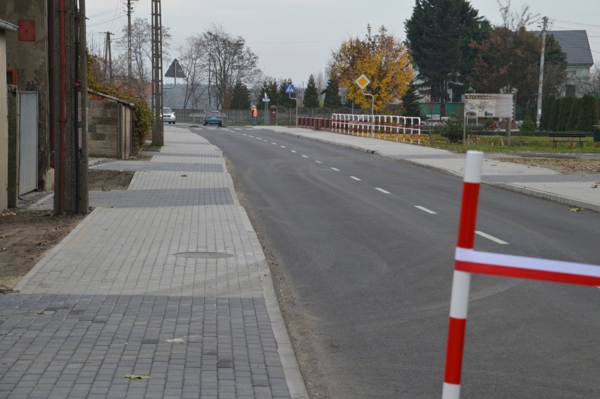 Gmina Rawicz. Otwarto drogę i ścieżkę pieszo-rowerową w Szymanowie. Remont był możliwy dzięki środkom z Funduszu Dróg Samorządowych [ZDJĘCIA