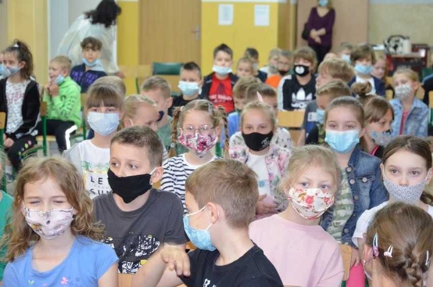 Powiat kaliski. Dorośli czytali dzieciom w gminie Brzeziny. ZDJĘCIA