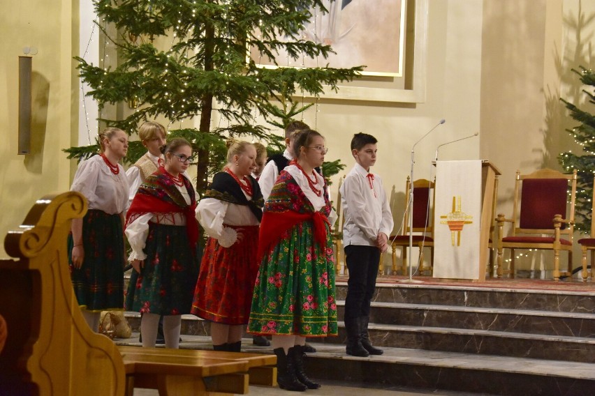 Występ zespołu folklorystycznego z Budzynia w kościele św....