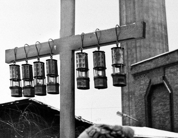 Siedem lampek górniczych oznacza siedem śmiertelnych ofiar pacyfikacji kopalni Wujek. Zdjęcie wykonane  zostało najwcześniej 17 grudnia 1981 roku. Wtedy zmarł w szpitalu siódmy górnik, Andrzej Pełka. Na miejscu  zginęło sześciu. Dwaj jeszcze walczyli o życie.