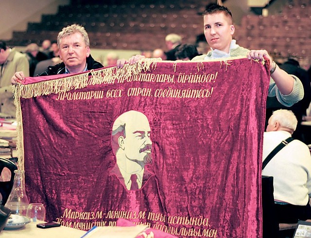 Wykonany z atłasu wielki sztandar z Leninem można było kupić za 250 zł.