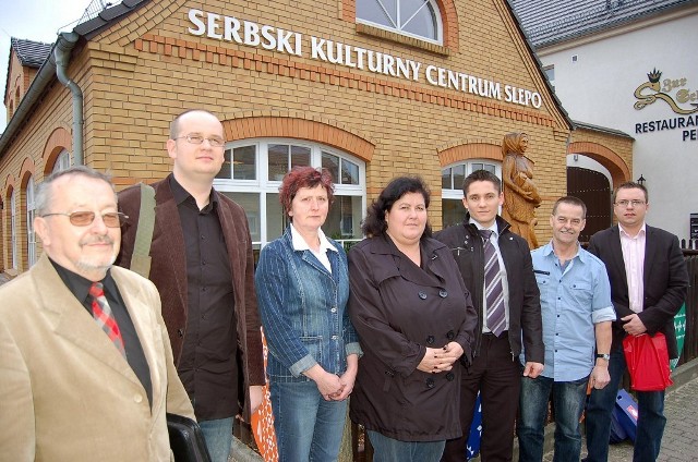 Uczestnicy warsztatów na tle Serbskiego Centrum Kultury