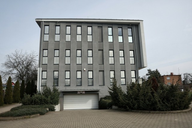 Tak wygląda budynek przyszłej siedziby szkoły Navigo w Poznaniu znajdujący się przy ulicy Kopanina 59. Obecnie jest w nim remont.