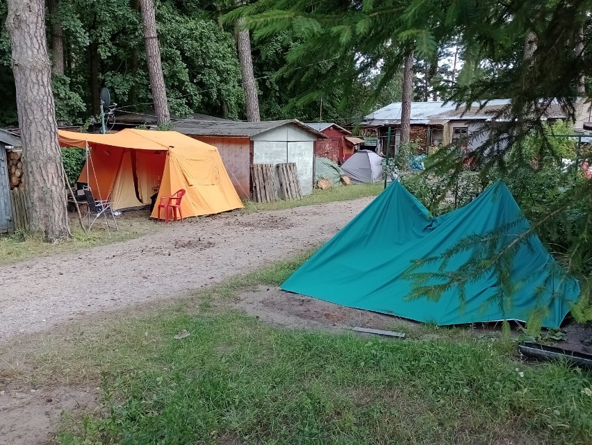 Dziś mieszkańcy nocują w namiotach rozstawionych obok...