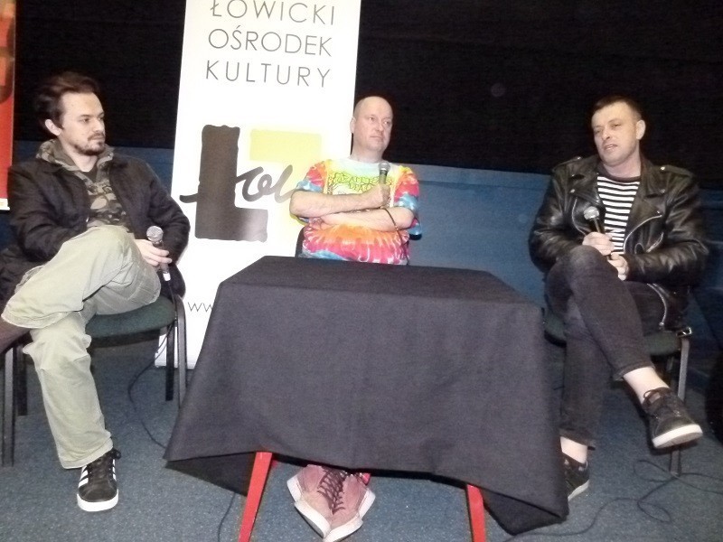Rerak (z lewej), Konjo i Tymon w sali kinowej ŁOK