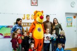 Piłkarz Chrobrego Głogów odwiedził przedszkole Jarzębinki. Marcel Ziemann czytał dzieciom