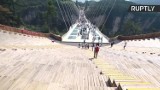 W Chinach otwarto najdłuższy szklany most na świecie. Ma 430 metrów długości (wideo)