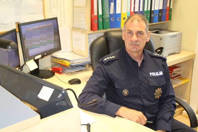 Dyżurny policji z Nakła, Piotr Jankowski, przez telefon tłumaczył, jak udzielić pierwszej pomocy dziecku.