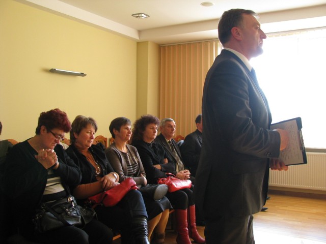 Wójt Robert Mucha (stoi) i część delegacji z Jodłowej podczas sesji rady powiatu