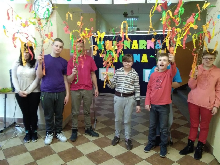 Uczniowie ze szkoły w Kowanówku wiosnę przywitali smacznie i kolorowo