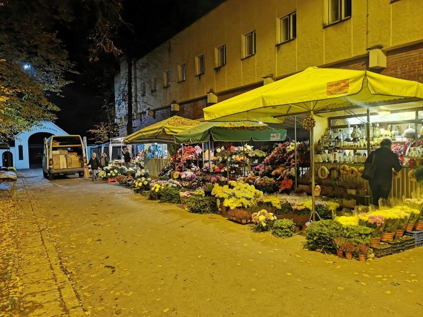 Ogólnopolski Strajk Kobiet zmienia formę. Organizatorzy zachęcają do symbolicznych zakupów u sprzedawców kwiatów lub zniczy