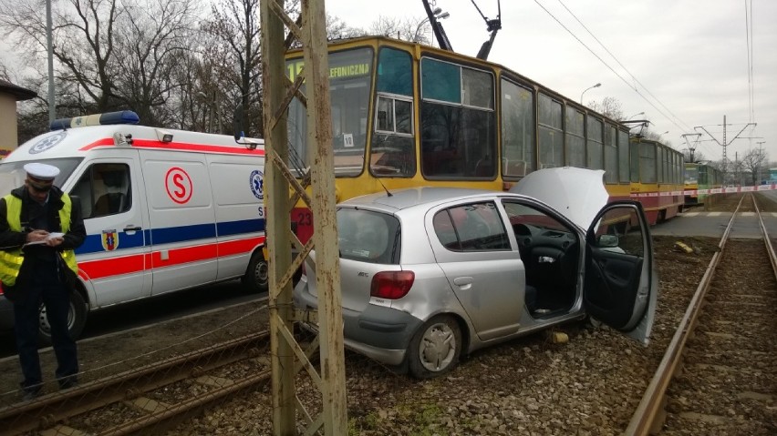 Wypadek na al. Politechniki w Łodzi. Toyota yaris wjechała...