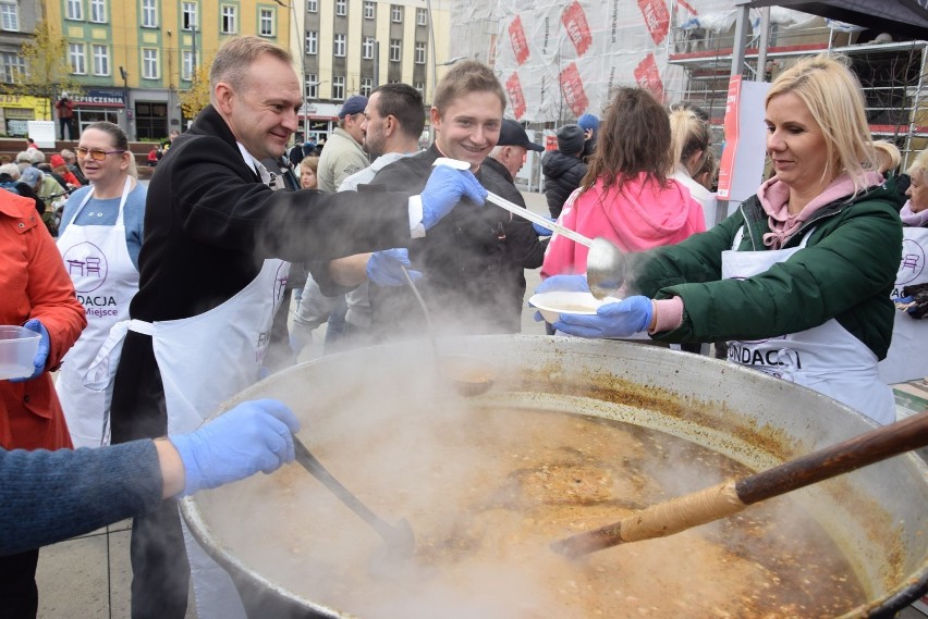 W sobotę, 16 listopada, na rynku w Chorzowie gotowano i...