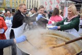 Ugotowali 300 litrów żuru na rynku w Chorzowie ZDJĘCIA. Tak uczczono Światowy Dzień Ubogich