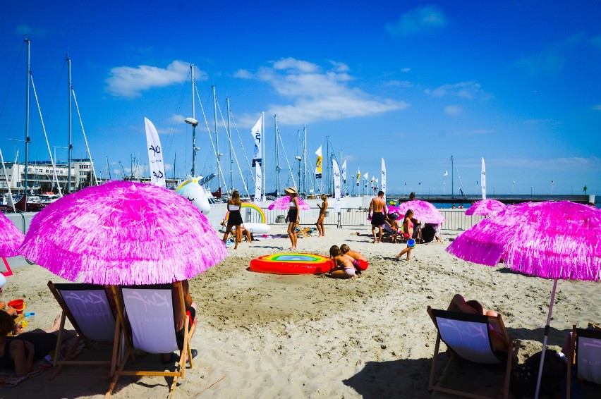 Insta plaża? Zajrzyjcie do Gdyni! Znajdziecie tam tęcze, jednorożce i kolorowe parasole. To bajkowe miejsce - Klif InstaPlaża przy Marinie