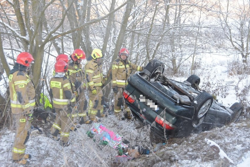 Czarna Góra. Samochód dachował. Kierowca był zakleszczony w zniszczonym aucie 