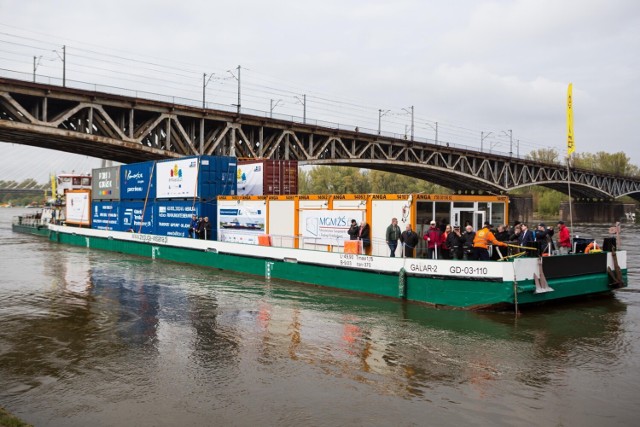 Budowa Kanału Krakowskiemu miałaby - jak przekonują jej zwolennicy - służyć rozwojowi żeglugi śródlądowej. Wisłą w Krakowie mogłyby pływać barki transportowe z kontenerami, tak jak np. w Warszawie (na zdjęciu).