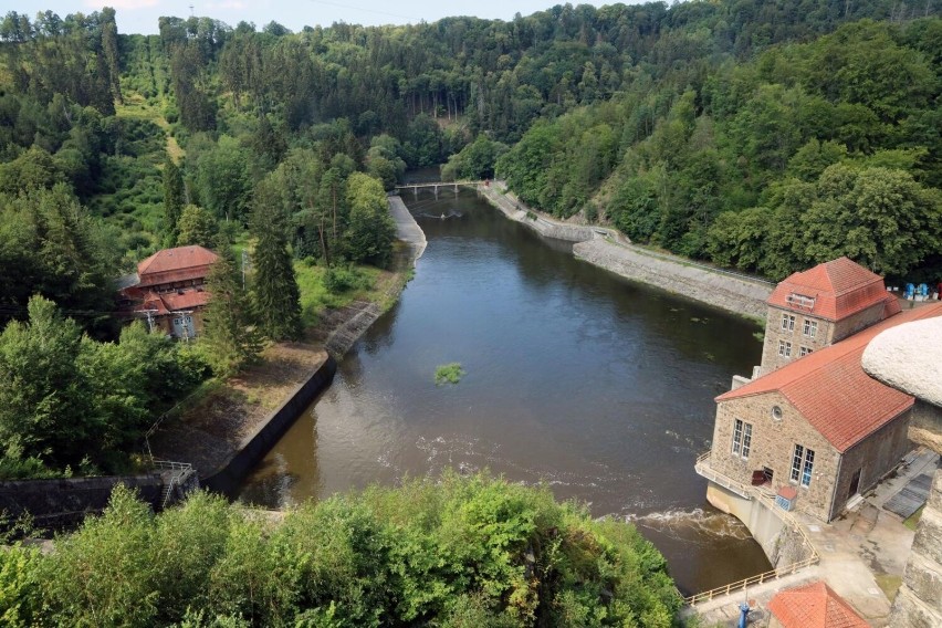 Jezioro Pilchowickie wraz z zaporą znajduje się na terenie...