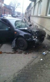 Wypadek we Włocławku. Zderzenie aut na ul. Chmielnej, volkswagen golf uderzył w kamienicę