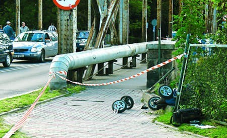 Samochód bmw wypadł z wiaduktu na ul. Mostowej w Kwidzynie. Wcześniej zaczepił wózek z czteromiesięcznym niemowlęciem. FOT. ŁUKASZ BARTOSIAK
