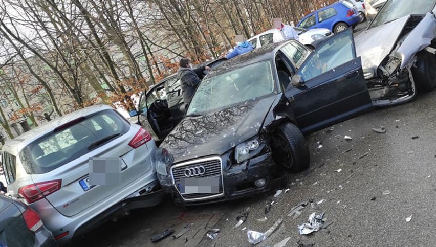 Zderzenie samochodów obok targowiska w Dąbrowie Górniczej. Uszkodzonych zostało aż pięć aut. Co się tam stało?