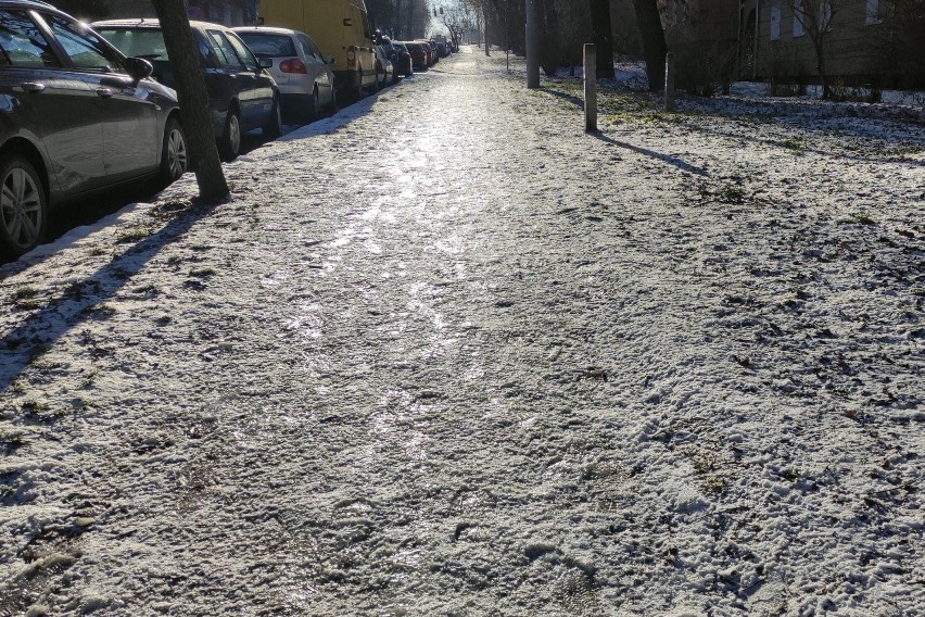 Lód pokrył chodniki i ulice Lublina. Do szpitali trafia więcej osób z urazami, a miasto walczy z trudnymi warunkami na drogach