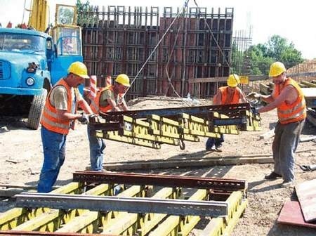 Na odcinku Skoczów - Cieszyn prace przy budowie nowej drogi już rozpoczęto. Wczoraj robotnicy układali kolejne elementy powstającej trasy. fot. ŁUKASZ KLIMANIEC