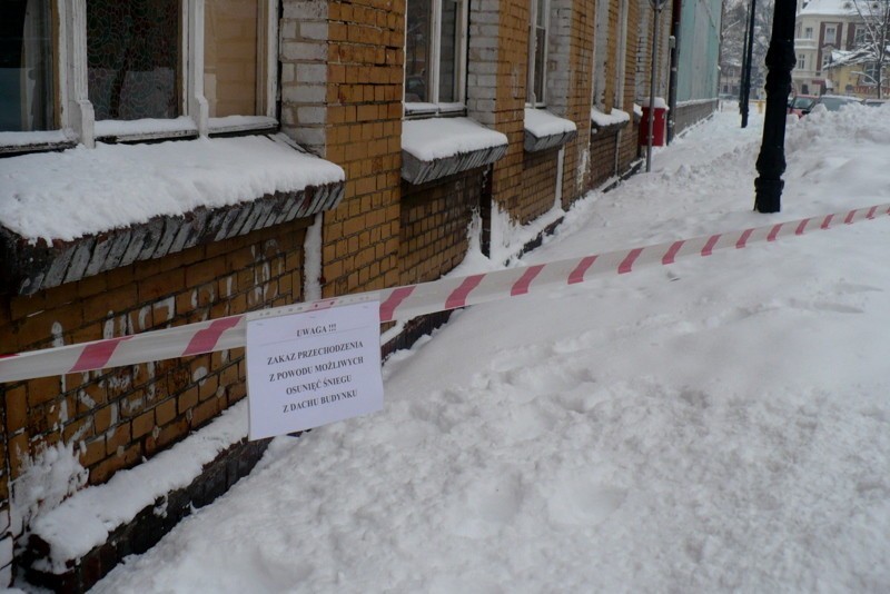 Zakaz przechodzenia z powodu możliwych osunięć śniegu z...
