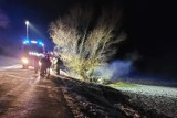 Wypadek na drodze w Pułkowicach (gm. Ryjewo). BMW zapaliło się po tym jak kierowca zjechał na pobocze i uderzył w drzewo