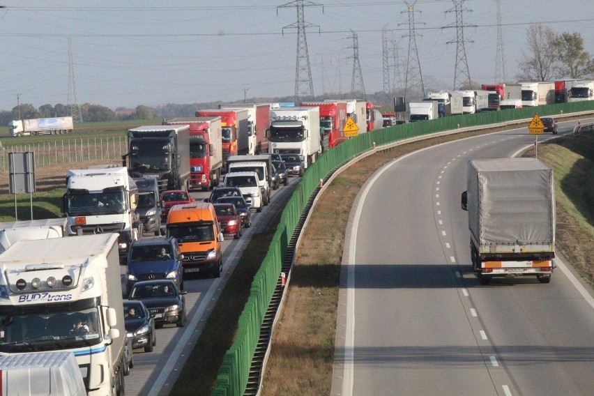 Wypadek na autostradzie A4 pod Legnicą, TIR leży na boku [ZDJĘCIA]