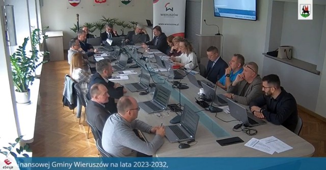 Samorząd Wieruszowa funkcjonuje w niekompletnym, 14-osobowym składzie po tym, jak wygaszono mandat Pawła Ostrycharza