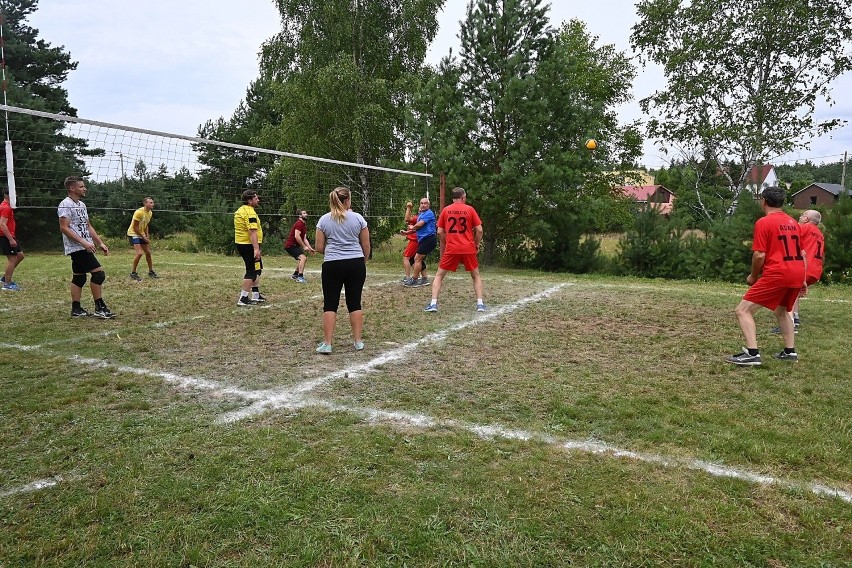 Turniej piłki siatkowej w Hutkach, gm. Bolesława, 31 lipca...