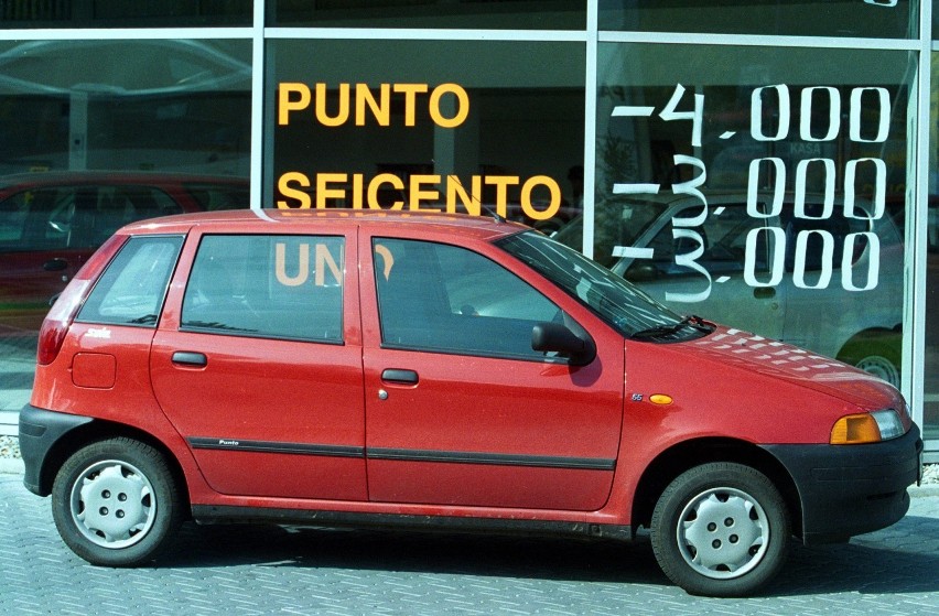 Rok 2001, salon samochodowy w Katowicach przy Kościuszki i...