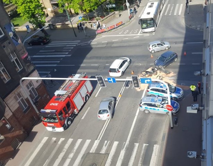 Katowice: Wypadek motocyklisty na skrzyżowaniu Sokolskiej z Mickiewicza [ZDJĘCIA]